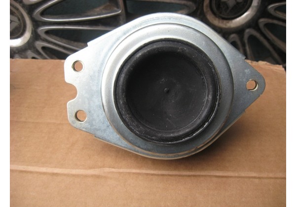 подушка, опора двигуна права Renault Laguna II, Espase IV, VelSatis, Clio II, 8200181589, 8200000011